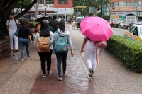 Lunes 3 de junio del 2019. Tuxtla Gutiérrez. Los constantes cambios en el clima de la ciudad obligan a los tuxtlecos a sacar las sombrillas para protegerse de las ocasionales lloviznas de cada día.