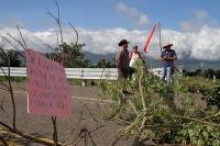 Lunes 27 de agosto del 2018.Suchiapa. Ejidatarios bloquean el tramo carretero entre Tuxtla y El aeropuerto del libramiento exigiendo el pago de los predios ocupados para la construcción de esta cinta asfáltica