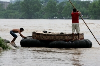 A pesar de los altos niveles del agua en el río Suchiate, el comercio informal y el transito de personas en lanchas improvisadas se da entre Chiapas y Tecum-Uman, Guatemala.