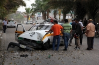 Lunes 20 de febrero del 2017. Tuxtla Gutiérrez. Elementos de protección civil municipal realizan los primeros auxilios a un taxista lesionado esta mañana en un accidente provocado por el mal estado de las calles en las cercanías del Hospital Gilberto Góme