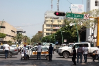 Viernes 29 de marzo del 2019. Tuxtla Gutiérrez. Trabajadores del volante protestan este medio día cerrando la circulación en el primer cuadro de la ciudad y obligando a taxis irregulares a suspender los servicios a los tuxtlecos.