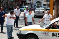 Viernes 29 de marzo del 2019. Tuxtla Gutiérrez. Trabajadores del volante protestan este medio día cerrando la circulación en el primer cuadro de la ciudad y obligando a taxis irregulares a suspender los servicios a los tuxtlecos.