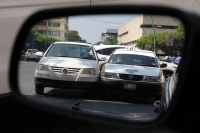 Viernes 10 de noviembre del 2017. Tuxtla Gutiérrez. Un taxista discute con el conductor de otro vehí­culo en el cruce de la avenida y calle central este medio dí­a.