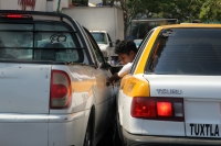 Viernes 10 de noviembre del 2017. Tuxtla Gutiérrez. Un taxista discute con el conductor de otro vehí­culo en el cruce de la avenida y calle central este medio dí­a.