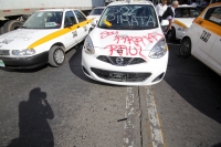 Jueves 30 de noviembre del 2017. Tuxtla Gutiérrez. La manifestación de trabajadores de TAXIS en contra del pirataje se extiende por la Avenida Central y en varios puntos de la ciudad donde son marcados con spray los automóviles que portan placas partic Jueves 30 de noviembre del 2017. Tuxtla Gutiérrez. La manifestación de trabajadores de TAXIS en contra del pirataje se extiende por la Avenida Central y en varios puntos de la ciudad donde son marcados con spray los automóviles que portan placas partic