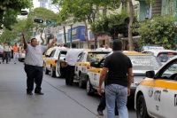 Jueves 30 de noviembre del 2017. Tuxtla Gutiérrez. La manifestación de trabajadores de TAXIS en contra del pirataje se extiende por la Avenida Central y en varios puntos de la ciudad donde son marcados con spray los automóviles que portan placas partic Jueves 30 de noviembre del 2017. Tuxtla Gutiérrez. La manifestación de trabajadores de TAXIS en contra del pirataje se extiende por la Avenida Central y en varios puntos de la ciudad donde son marcados con spray los automóviles que portan placas partic