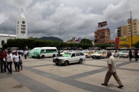 Martas 13 de junio del 2017. Tuxtla Gutiérrez. Los choferes independientes de taxis protestan en la plaza central buscando regularizar sus vehículos dentro del autotransporte público de Chiapas.