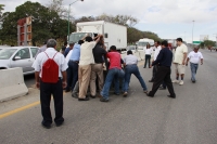 Jueves  2 de febrero del 2012. Caos en el Poniente de Tuxtla. Tuxtla Gutiérrez, Chiapas. El caos vehicular causa molestias y embotellamientos durante esta mañana en la entrada poniente de la ciudad donde maestros de la sección VII del bloque democrático c