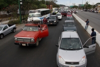 Jueves  2 de febrero del 2012. Caos en el Poniente de Tuxtla. Tuxtla Gutiérrez, Chiapas. El caos vehicular causa molestias y embotellamientos durante esta mañana en la entrada poniente de la ciudad donde maestros de la sección VII del bloque democrático c