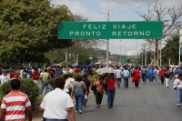 Jueves  2 de febrero del 2012. Caos en el Poniente de Tuxtla. Tuxtla Gutiérrez, Chiapas. El caos vehicular causa molestias y embotellamientos durante esta mañana en la entrada poniente de la ciudad donde maestros de la sección VII del bloque democrático c