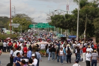 Jueves  2 de febrero del 2012. Caos en el Poniente de Tuxtla. Tuxtla Gutiérrez, Chiapas. El caos vehicular causa molestias y embotellamientos durante esta mañana en la entrada poniente de la ciudad donde maestros de la sección VII del bloque democrático c