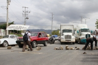 Jueves  2 de febrero del 2012. Caos en el Poniente de Tuxtla. Tuxtla Gutiérrez, Chiapas. El caos vehicular causa molestias y embotellamientos durante esta mañana en la entrada poniente de la ciudad donde maestros de la sección VII del bloque democrático c