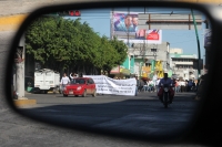 Lunes 9 de enero del 2017. Tuxtla Gutiérrez. Trabajadores de Telesecundarias protestan esta mañana en la avenida central y se dirigen a las instalaciones de la SECH