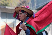 Domingo 11 de febrero del 2018. Tenejapa. La Corrida de la Vaca del Carnaval en Tenejapa. La Corrida de la Vaca conlleva una serie de ritos indí­genas tsentales durante los dí­as de Carnaval. Los danzantes llevan las banderas en un sincronizado andar sobr
