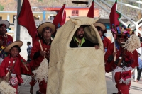 Domingo 11 de febrero del 2018. Tenejapa. La Corrida de la Vaca del Carnaval en Tenejapa. La Corrida de la Vaca conlleva una serie de ritos indí­genas tsentales durante los dí­as de Carnaval. Los danzantes llevan las banderas en un sincronizado andar sobr