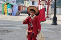 Domingo 11 de febrero del 2018. Tenejapa. La Corrida de la Vaca del Carnaval en Tenejapa. La Corrida de la Vaca conlleva una serie de ritos indí­genas tsentales durante los dí­as de Carnaval. Los danzantes llevan las banderas en un sincronizado andar sobr