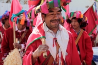 Domingo 11 de febrero del 2018. Tenejapa. La Corrida de la Vaca del Carnaval en Tenejapa. La Corrida de la Vaca conlleva una serie de ritos indí­genas tsentales durante los dí­as de Carnaval. Los danzantes llevan las banderas en un sincronizado andar sobr