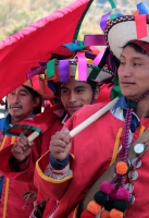 Domingo 11 de febrero del 2018. Tenejapa. La Corrida de la Vaca del Carnaval en Tenejapa. La Corrida de la Vaca conlleva una serie de ritos indí­genas tsentales durante los dí­as de Carnaval. Los danzantes llevan las banderas en un sincronizado andar sobr