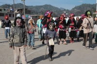 Domingo 11 de febrero del 2018. Tenejapa. La Corrida de la Vaca del Carnaval en Tenejapa. La Corrida de la Vaca conlleva una serie de ritos indí­genas tsentales durante los dí­as de Carnaval. Los danzantes llevan las banderas en un sincronizado andar sobr