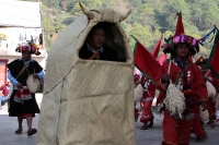 Domingo 11 de febrero del 2018. Tenejapa. La Corrida de la Vaca del Carnaval en Tenejapa. La Corrida de la Vaca conlleva una serie de ritos indí­genas tsentales durante los dí­as de Carnaval. Los danzantes llevan las banderas en un sincronizado andar sobr