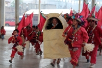 Domingo 11 de febrero del 2018. Tenejapa. La Corrida de la Vaca del Carnaval en Tenejapa. La Corrida de la Vaca conlleva una serie de ritos indí­genas tsentales durante los dí­as de Carnaval. Los danzantes llevan las banderas en un sincronizado andar sobr