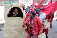 Domingo 11 de febrero del 2018. Tenejapa. La Corrida de la Vaca del Carnaval en Tenejapa. La Corrida de la Vaca conlleva una serie de ritos ind�genas tsentales durante los d�as de Carnaval. Los danzantes llevan las banderas en un sincronizado andar sobr