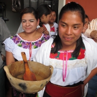Jueves 1 de noviembre del 2012. Tenejapa, Chiapas.Foto/CH. IndÃgenas de los altos de Chiapas se reunen en los pasillos del edificio de la autoridad municipal de esta comunidad para presentar una muestra de altares indÃgenas en un intento de rescatar las t Jueves 1 de noviembre del 2012. Tenejapa, Chiapas.Foto/CH. IndÃgenas de los altos de Chiapas se reunen en los pasillos del edificio de la autoridad municipal de esta comunidad para presentar una muestra de altares indÃgenas en un intento de rescatar las t
