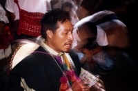 Archivo. Tenejapa, Chiapas. Indígenas de las comunidades de Tenejapa se reúnen en el interior de una cueva para realizar varios ritos ancestrales que tienen que ver con las creencias de los espíritus que controlan las fuerzas de la naturaleza y de su inte