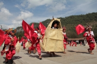 Domingo 11 de febrero del 2018. Tenejapa. La Corrida de la Vaca del Carnaval en Tenejapa. La Corrida de la Vaca conlleva una serie de ritos indí­genas tsentales durante los dí­as de Carnaval. Los danzantes llevan las banderas en un sincronizado andar sobr