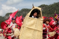 Domingo 11 de febrero del 2018. Tenejapa. La Corrida de la Vaca del Carnaval en Tenejapa. La Corrida de la Vaca conlleva una serie de ritos indí­genas tsentales durante los dí­as de Carnaval. Los danzantes llevan las banderas en un sincronizado andar sobr