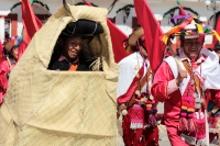 Domingo 11 de febrero del 2018. Tenejapa. La Corrida de la Vaca del Carnaval en Tenejapa. La Corrida de la Vaca conlleva una serie de ritos indí­genas tsentales durante los dí­as de Carnaval. Los danzantes llevan las banderas en un sincronizado andar sobr