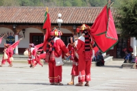 Domingo 11 de febrero del 2018. Tenejapa. La Corrida de la Vaca del Carnaval en Tenejapa. La Corrida de la Vaca conlleva una serie de ritos indí­genas tsentales durante los dí­as de Carnaval. Los danzantes llevan las banderas en un sincronizado andar sobr