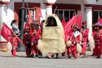 Domingo 11 de febrero del 2018. Tenejapa. La Corrida de la Vaca del Carnaval en Tenejapa. La Corrida de la Vaca conlleva una serie de ritos indí­genas tsentales durante los dí­as de Carnaval. Los danzantes llevan las banderas en un sincronizado andar sobr