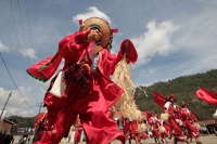 Domingo 11 de febrero del 2018. Tenejapa. La Corrida de la Vaca del Carnaval en Tenejapa. La Corrida de la Vaca conlleva una serie de ritos indí­genas tsentales durante los dí­as de Carnaval. Los danzantes llevan las banderas en un sincronizado andar sobr