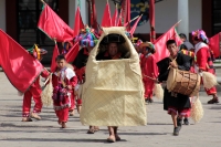 Domingo 11 de febrero del 2018. Tenejapa. La Corrida de la Vaca del Carnaval en Tenejapa. La Corrida de la Vaca conlleva una serie de ritos indí­genas tsentales durante los dí­as de Carnaval. Los danzantes llevan las banderas en un sincronizado andar sobr