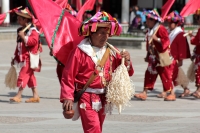 Domingo 11 de febrero del 2018. Tenejapa. La Corrida de la Vaca del Carnaval en Tenejapa. La Corrida de la Vaca conlleva una serie de ritos indí­genas tsentales durante los dí­as de Carnaval. Los danzantes llevan las banderas en un sincronizado andar sobr
