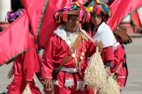 Domingo 11 de febrero del 2018. Tenejapa. La Corrida de la Vaca del Carnaval en Tenejapa. La Corrida de la Vaca conlleva una serie de ritos indí­genas tsentales durante los dí­as de Carnaval. Los danzantes llevan las banderas en un sincronizado andar sobr