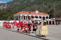 Domingo 11 de febrero del 2018. Tenejapa. La Corrida de la Vaca del Carnaval en Tenejapa. La Corrida de la Vaca conlleva una serie de ritos indí­genas tsentales durante los dí­as de Carnaval. Los danzantes llevan las banderas en un sincronizado andar sobr