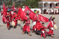 Domingo 11 de febrero del 2018. Tenejapa. La Corrida de la Vaca del Carnaval en Tenejapa. La Corrida de la Vaca conlleva una serie de ritos indí­genas tsentales durante los dí­as de Carnaval. Los danzantes llevan las banderas en un sincronizado andar sobr