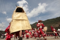 Domingo 11 de febrero del 2018. Tenejapa. La Corrida de la Vaca del Carnaval en Tenejapa. La Corrida de la Vaca conlleva una serie de ritos indí­genas tsentales durante los dí­as de Carnaval. Los danzantes llevan las banderas en un sincronizado andar sobr