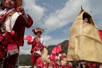 Domingo 11 de febrero del 2018. Tenejapa. La Corrida de la Vaca del Carnaval en Tenejapa. La Corrida de la Vaca conlleva una serie de ritos indí­genas tsentales durante los dí­as de Carnaval. Los danzantes llevan las banderas en un sincronizado andar sobr