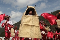 Domingo 11 de febrero del 2018. Tenejapa. La Corrida de la Vaca del Carnaval en Tenejapa. La Corrida de la Vaca conlleva una serie de ritos indí­genas tsentales durante los dí­as de Carnaval. Los danzantes llevan las banderas en un sincronizado andar sobr