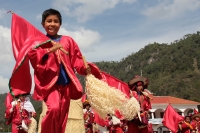 Domingo 11 de febrero del 2018. Tenejapa. La Corrida de la Vaca del Carnaval en Tenejapa. La Corrida de la Vaca conlleva una serie de ritos indí­genas tsentales durante los dí­as de Carnaval. Los danzantes llevan las banderas en un sincronizado andar sobr