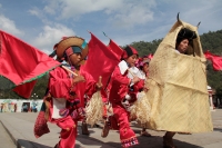 Domingo 11 de febrero del 2018. Tenejapa. La Corrida de la Vaca del Carnaval en Tenejapa. La Corrida de la Vaca conlleva una serie de ritos indí­genas tsentales durante los dí­as de Carnaval. Los danzantes llevan las banderas en un sincronizado andar sobr