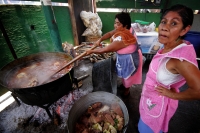 Los habitantes de la Colonia de Ter�n se re�nen este d�a para realizar los festejos tradicionales de la Santa Cruz, la cual es venerada por los habitantes del poniente de la ciudad de Tuxtla Guti�rrez, Chiapas.