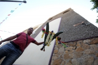 Miércoles 3 de mayo del 2017. Tuxtla Gutiérrez. Las celebraciones de la Santa Cruz en la parroquia de Terán están llenas de colorido y fervor religioso dentro de la comunidad donde esta mañana son recibidos los albañiles con las cruces adornadas de papel 
