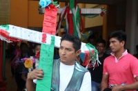 Miércoles 3 de mayo del 2017. Tuxtla Gutiérrez. Las celebraciones de la Santa Cruz en la parroquia de Terán están llenas de colorido y fervor religioso dentro de la comunidad donde esta mañana son recibidos los albañiles con las cruces adornadas de papel 