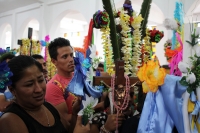 Miércoles 3 de mayo del 2017. Tuxtla Gutiérrez. Las celebraciones de la Santa Cruz en la parroquia de Terán están llenas de colorido y fervor religioso dentro de la comunidad donde esta mañana son recibidos los albañiles con las cruces adornadas de papel 