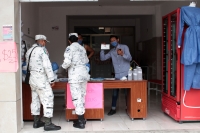 Jueves 16 de abril del 2020. Tuxtla Gutiérrez. Elementos de la Guardia Nacional adquieren cubre-bocas en un puesto de insumos ubicado en done se encontraba la Taquería La Central en pleno centro de la ciudad