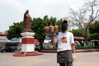 Jueves 16 de abril del 2020. Tuxtla Gutiérrez. El vendedor va ofreciendo la bebida de maíz y cacao en las cercanías de la Catedral de San Marcos, usando una careta de fabricación casera para protegerse del Coronavirus
